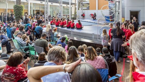 Coach Robin spotting at the Tempe Marketplace Christmas Show